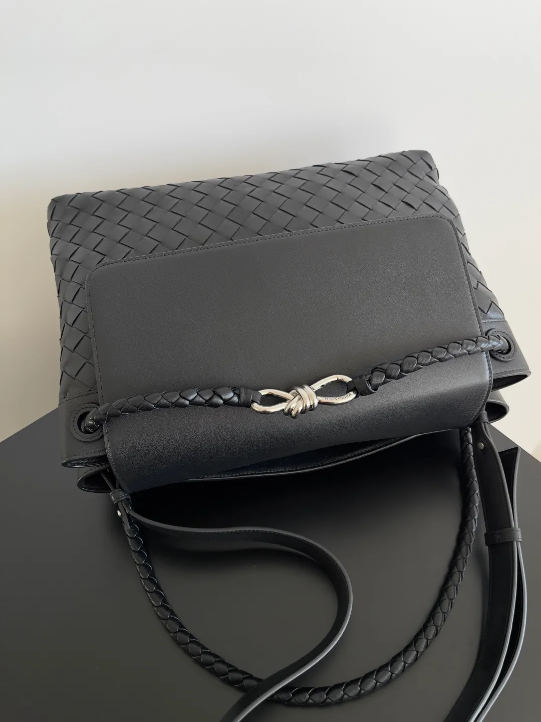 Batch 2460 BOTTEGA VENETA 2025 new men's ANDIAMO backpack Bottega Veneta's main recommendation is undoubtedly Andiamo. The first new favorite of 2025 is a men's splayed buckle bag. It can be seen that the designer has used many small ideas. The detachable cross-body strap is very convenient for elite office workers to carry their work diary. Reduce the burden on your hands when carrying office supplies. The interior is divided into two large compartments and a small zippered compartment. Unlike the women's model, the compartments here are not detachable. The fixed large single layer also makes it easier to pack lightly when going out to work and avoids the accumulation of too many small items. Style number: 807715 Size: 37*26*13cm